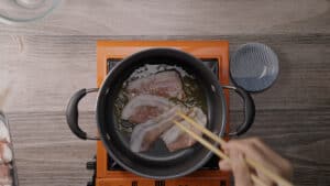 Cooking pork belly in pot