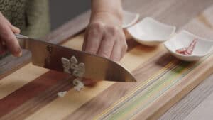 Slicing garlic